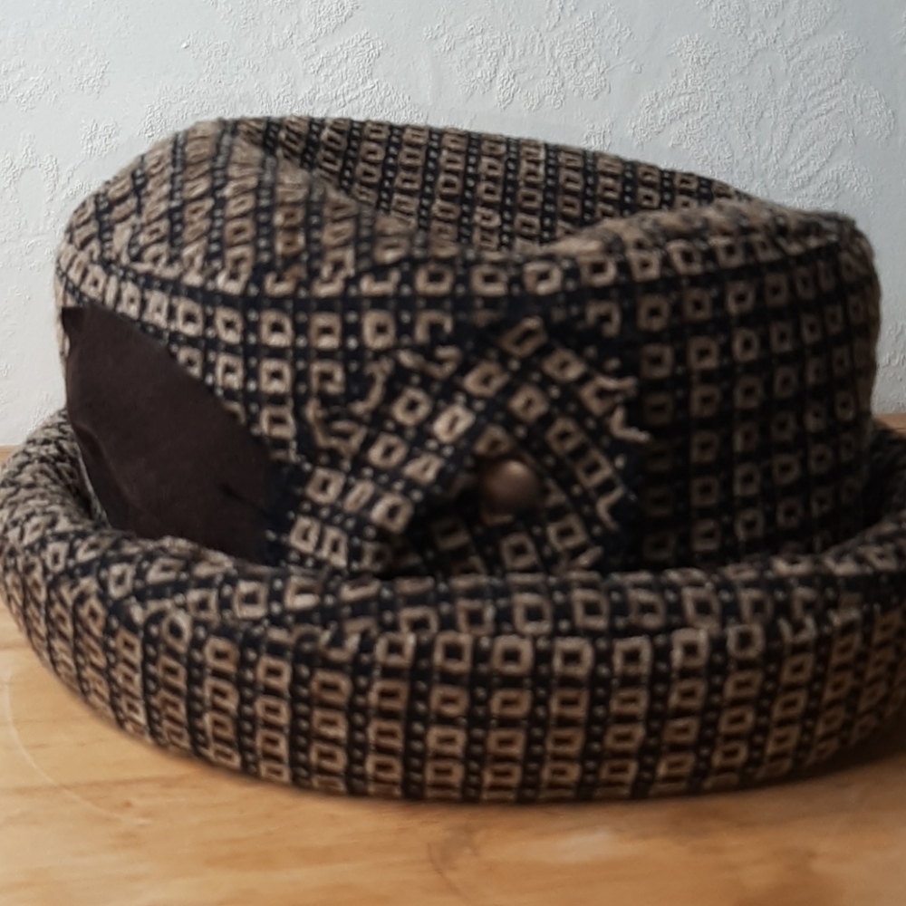 Funky vintage hat made in canada L'HIVER EN FOLIE